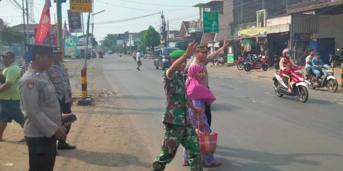 Kompak TNI Polri Amankan Aktifitas Masyarakat di Pasar Gringging