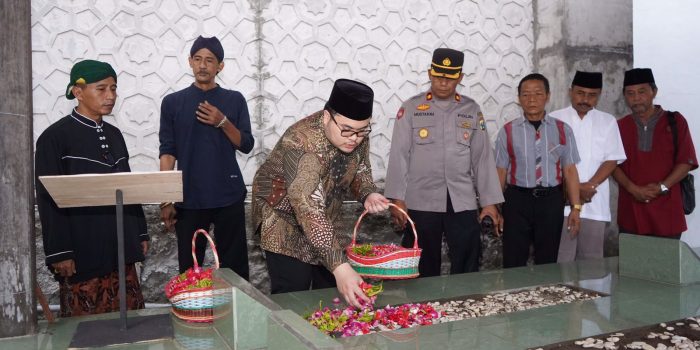 Peringatan Hari Jadi, Mas Dhito Ziarah Makam Leluhur Kediri