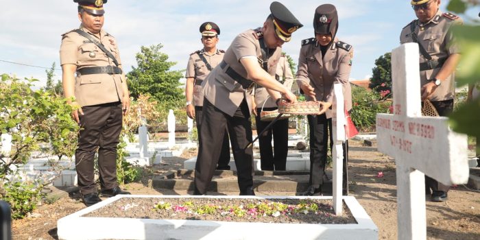 Hari Bhayangkara ke 77, Polres Kediri Kota Gelar Ziarah dan Tabur Bunga di Taman Makam Pahlawan