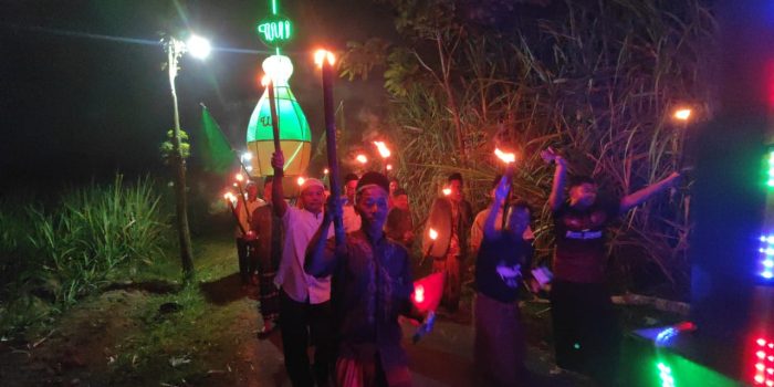 Ratusan Santri di Kediri Gelar Pawai Obor dan Lampion