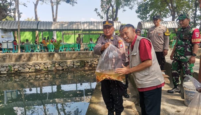 Polsek Pesantren Kota Kediri Tebar Benih Ikan Tombro di Wisata Sumber Soyo Indah