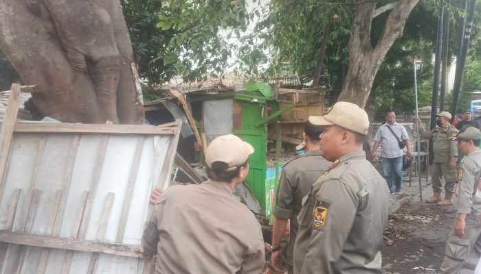 Dua Lapak PKL Jalan KDP Slamet Dibongkar Paksa PolPP Kota Kediri, Begini Kronologi,,,