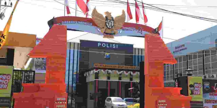 Peringati HUT RI 74 Polres Kediri Dirikan Gapura Cantik