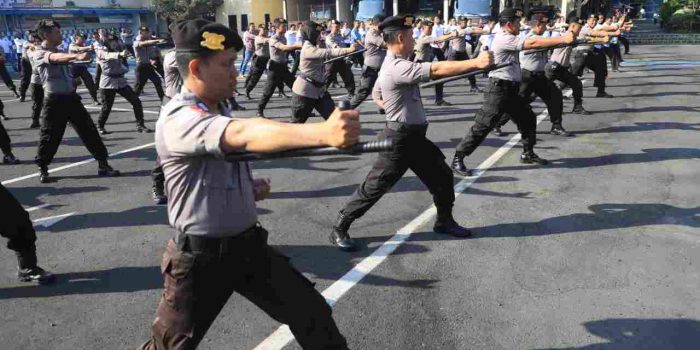 Bela Diri Drill Tongkat, Cara Polres Kediri Tingkatkan Kemampuan Anggota