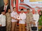 Dokter Sukma Ambil Formulir Pendaftaran Sekaligus Langsung Kembalikan Berkas Bacalon Bupati