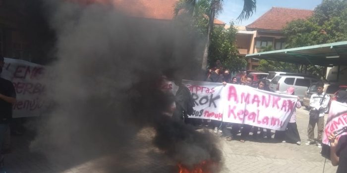 Aksi Demo Puluhan Mahasiswa IAIN Kediri diwarnai Bakar Ban Bekas