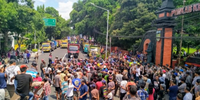 Ratusan Pendemo Tambang Pasir Manual Ngluruk Gedung DPRD Kab Kediri, Ini Yang Mereka Minta