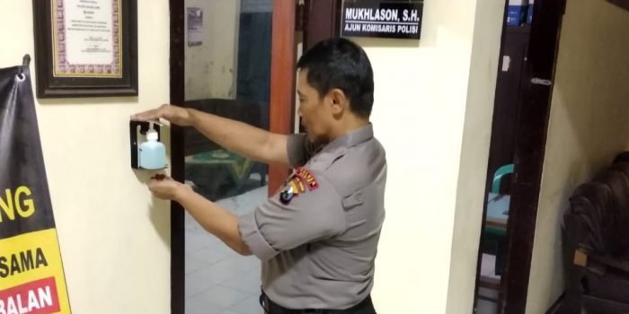 Polsek Ngadiluwih Pasangi Ini, untuk Cegah Penyebaran Virus Corona