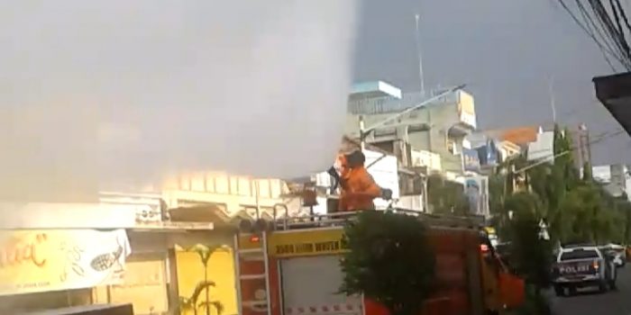 Tim Operasi Gabungan Semprot Disinfektan di Jalan Protokol Kota Kediri Cegah Penyebaran Corona