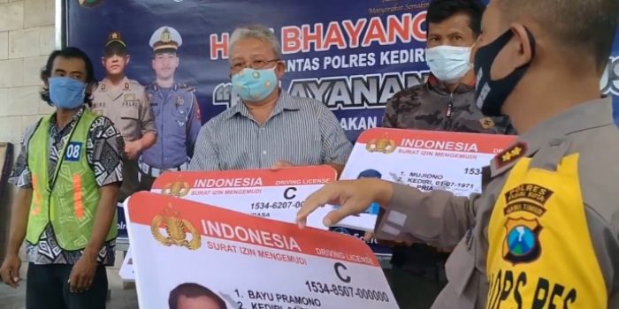 Hari Bhayangkara ke- 74 Polres Kediri Kota Berikan SIM Gratis Kepada 12 Pemohon