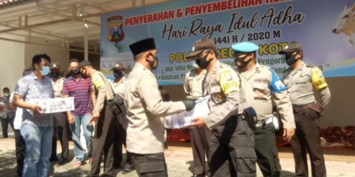 Cegah Penyebaran Covid- 19, Polresta Kediri Bagikan Daging Kurban Door to Door
