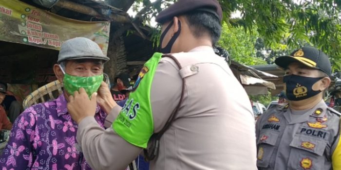 Tidak Pakai Masker, Diberi Sangsi Push Up dan Menghafal Pancasila