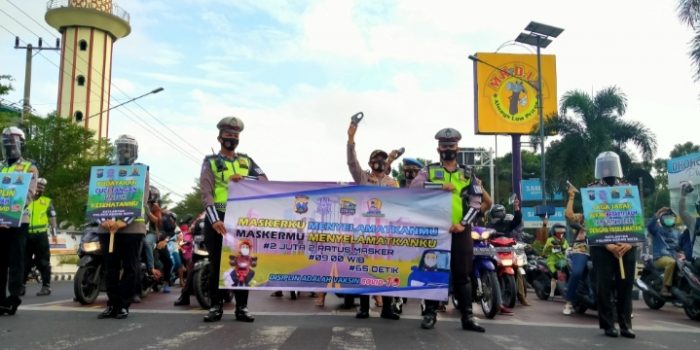 Puncak HUT Satlantas Ke 65, Polres Kediri Kota Bagikan Masker Sebanyak 2 Juta 200