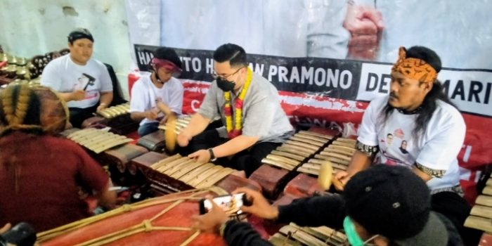 Cabup Mas Dhito Mencoba Memainkan Alat Musik Gamelan