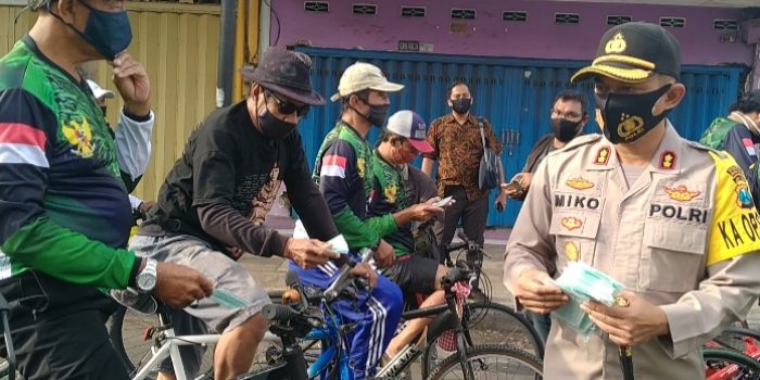 Berikan Edukasi, Satlantas Polres Kediri Kota Aksi Bagi Masker