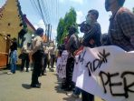 Tolak UU Cipta Kerja, Ratusan Mahasiswa Afiliansi Sekartaji Aksi Demo ke DPRD Kota Kediri