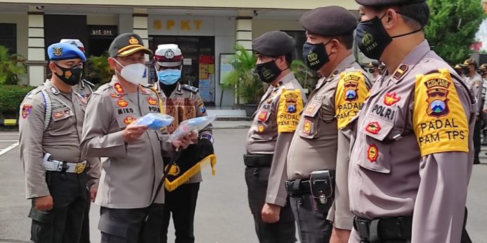 Gelar Apel Persiapan Pergeseran Pengaman PAM TPS Pilkada, Petugas Polres Kediri Kota di Bekali APD