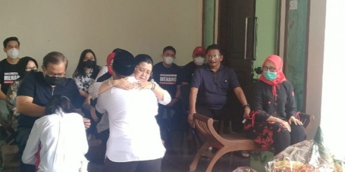 Sebelum Berangkat ke TPS, Cabup Kediri, Hanindhito Himawan Pramana Sungkem ke Orang Tuanya