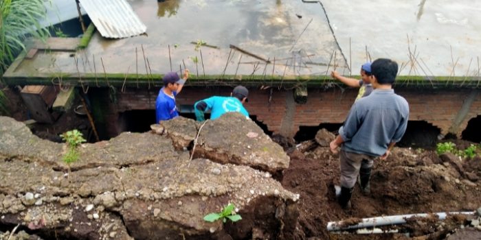 Tebing Longsor Timpa Rumah, Dinding Ruang Tamu dan Kamar Jebol