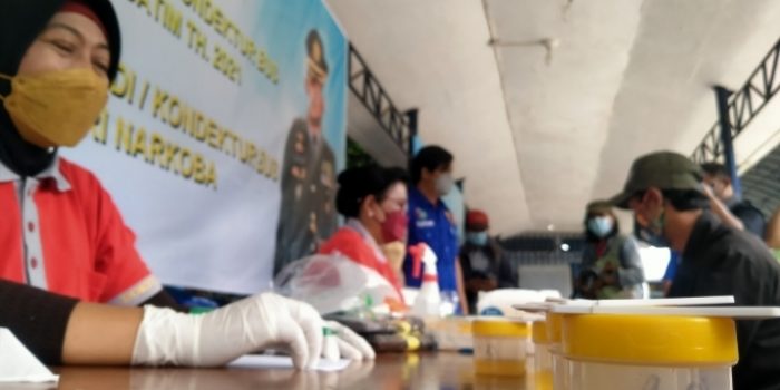 Jelang Nataru, Satresnarkoba Polres Kediri Kota Tes Urine Sopir dan Kondektur Bus