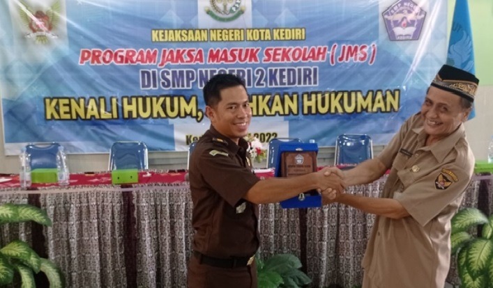 Jaksa-Kejari-Kediri-dan-Kepala-SMP-2-Kota-Kediri-dalam-program-Jaksa-Masuk-Menyapa-di-SMP-2-Kota-Kediri-Libatkan-3-Intel-Kejaksaan.