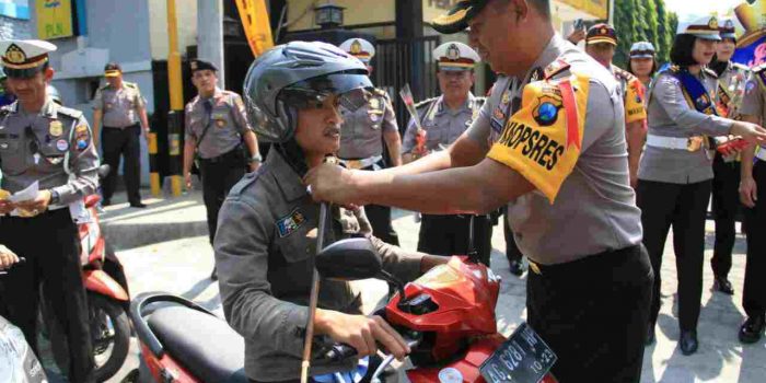 Polres Kediri Bagikan Helm Dan Bunga di HUT Bhayangkara Ke 73, Tumbuhkan Kesadaran Para Pengendara agar Tertib Berlalu Lintas