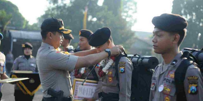 Kapolres Kediri Beri Penghargaan Kepada Anggota Pengamanan BKO Pam TPS Pemilu 2019 di Jakarta