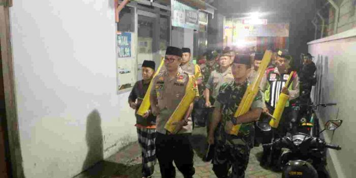 Kapolres Kediri Kota, Dandim 0809 Kediri bersama Elemen Masyarakat Keliling Kampung Bangunkan Warga Makan Sahur