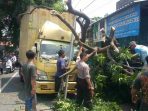 Truk Box Senggol Pohon Akasia, Kapolsek Gampengrejo Terjun Lokasi Bantu Urai Kemancetan