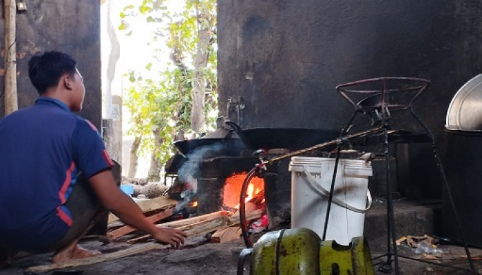 Kelangkaan Elpiji 3 Kg di Kabupaten Kediri Memaksa Warga Beralih ke Kayu Bakar