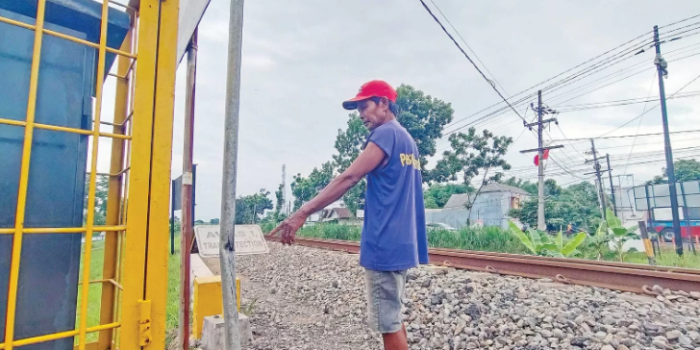 Kepala Dusun Terperosok di Perlintasan Kereta Api, Detik-detik Mencekam!