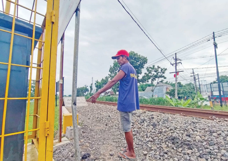 Kepala Dusun Terperosok di Perlintasan Kereta Api, Detik-detik Mencekam!