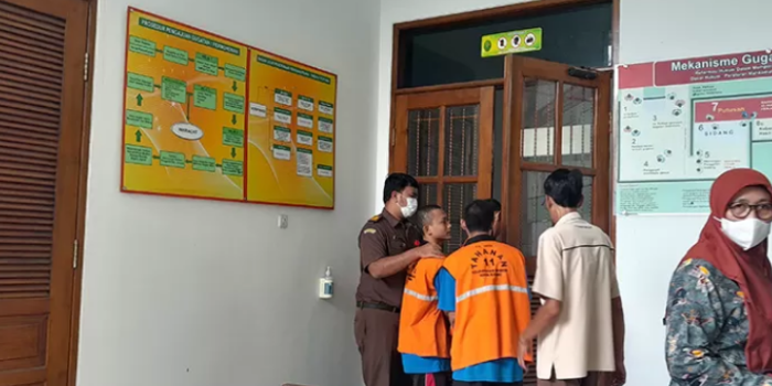 Kisah Dramatis Kasus Pelemparan Batu, Sidang Vonis Terpaksa Ditunda