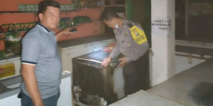 Konsleting Listrik di Bagian Box Pendingin, Toko Frozen Food Terbakar