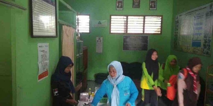 SMP Negeri 2 Gurah, Terobosan Baru Cegah Gigitan Nyamuk Dengan Rajangan Serei dan Maksimalkan Siswa Untuk PSN