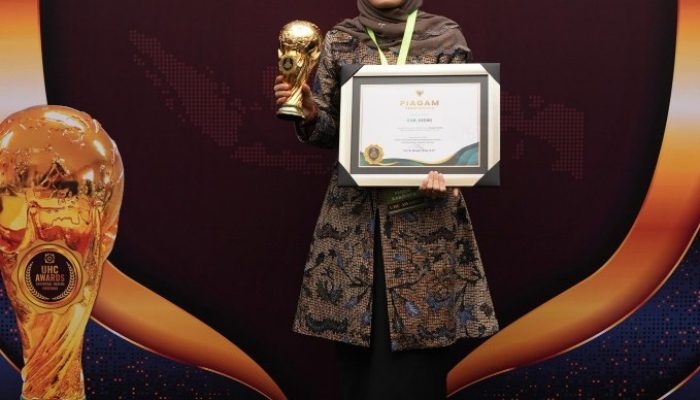 Mas Dhito, Bupati Kediri Terima Penghargaan UHC Award 2024