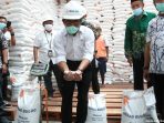 Menko PMK Muhadjir Effendy Cek Stok Beras Bansos di Gudang Bulog Kediri