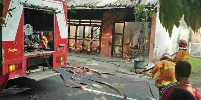 Rumah Penjual Bakso Ceker Pedas Kelurahan Ngletih Hangus di Lalap Sijago Merah