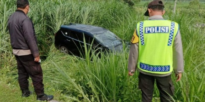 Mobil Distarter, Berjalan Mundur dan Masuk ke Area Sawah