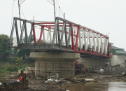 Pemasangan Lampu dan Persiapan Akhir Proyek Jembatan Jongbiru