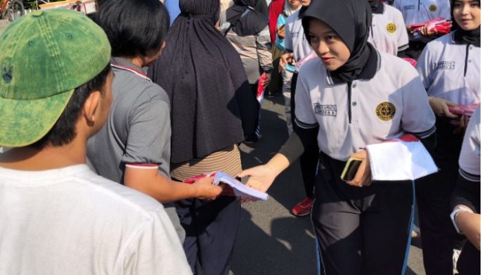 Pemkab Kediri Bagi bagi Bendera Merah Putih di Perayaan HUT Kemerdekaan RI