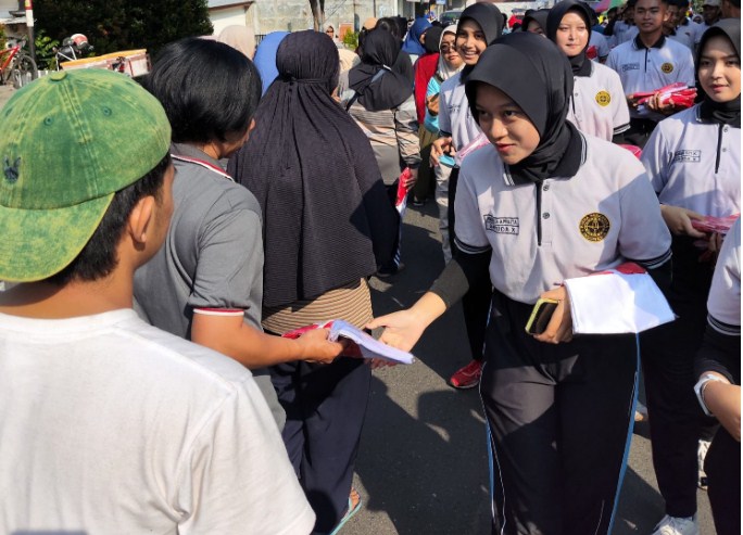 Pemkab Kediri Bagi bagi Bendera Merah Putih di Perayaan HUT Kemerdekaan RI