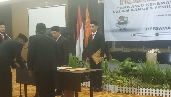 Penuhi Kuota Perempuan, Salah  Satunya Penyandang Disabilitas Warnai Pelantikan Panwascam Oleh Bawaslu Kabupaten Kediri