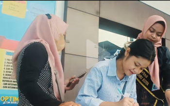 Peringati Hari Kartini, Pemohon SIM Kota Kediri Dilayani Petugas Berkebaya