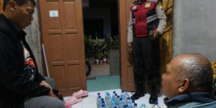 Razia Minuman Keras Gegerkan Mojoroto: Penjual Ciu Terkenal Terjaring!