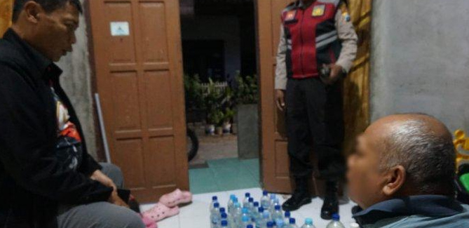 Razia Minuman Keras Gegerkan Mojoroto: Penjual Ciu Terkenal Terjaring!