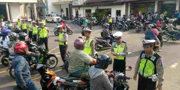 Satlantas Polresta Kediri Hari Kedua Belas Operasi Patuh Semeru 2018 Tilang Mobil Plat Merah Dan Mobil ASN