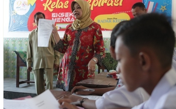 Tandai Masuk Sekolah, Bupati Kediri Mengajar di SMP Bhakti