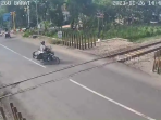 Terobos Palang Pintu Kereta Api: Video Berani yang Viral!