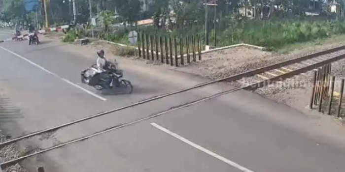 Terobos Palang Pintu Kereta Api: Video Berani yang Viral!